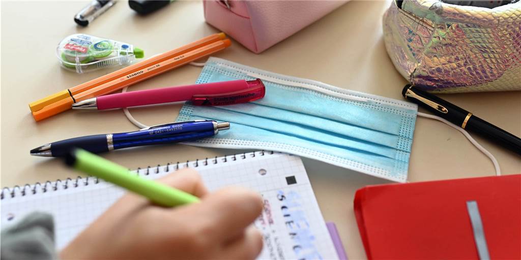 Notbetreuung ist in den Grundschulen Südlohn und Oeding gesichert Mit Stift und Maske geht es für einige Kinder aus Südlohn und Oeding auch am 21. und 22. Dezember zur Schule. Unterricht gibt es aber nicht in der „Notbetreuung“, sondern ein „schönes“ Programm.