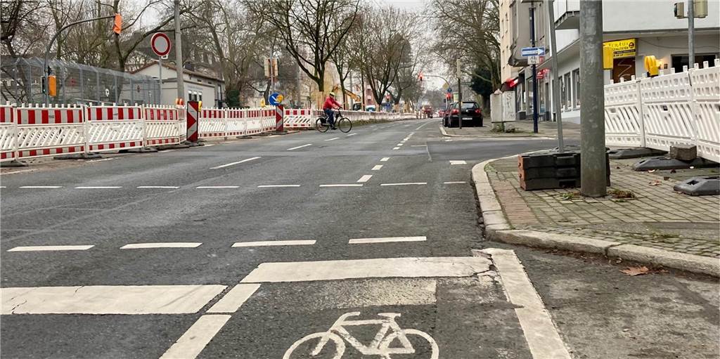 Heiliger Weg: Radfahrer bekommen ganze Fahrspur - oder erstmal gar nichts Viel zu schmal ist der Schutzstreifen für Radfahrer am Heiligen Weg. In dieser Form wird es ihn deshalb nach der Baustellen-Zeit nicht mehr geben.