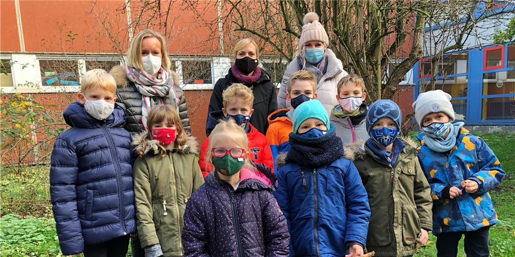 Kinder, Eltern und Lehrer wollen aus dem Innenhof der Erich-Kästner-Grundschule gerne ein grünes Klassenzimmer machen - hinten (v.l.) Schulleiterin Jessica Hinze sowie Tina Gebauer und Jennifer Rickers vom Förderverein