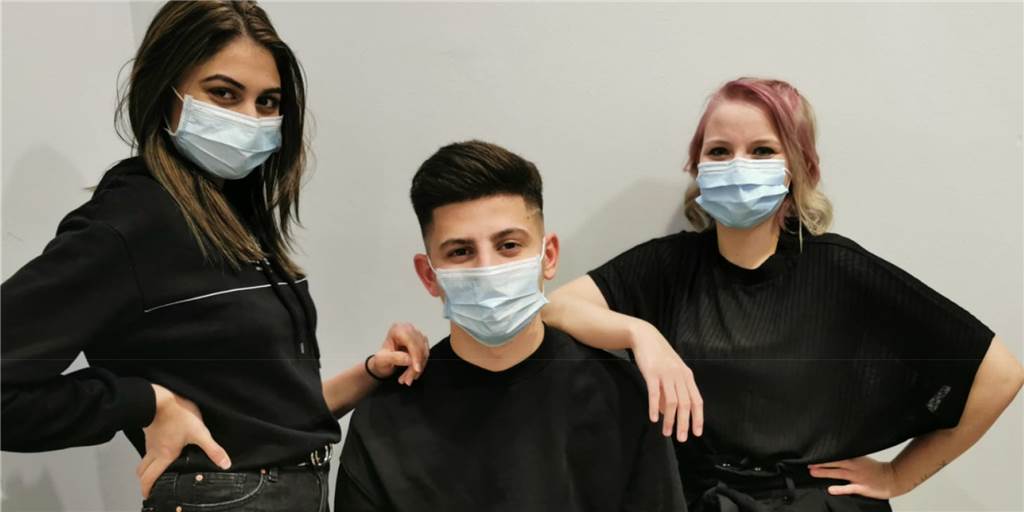 Dorsten bildet aus: 300 Stellen sind 2021 zu haben Der „Hairpirat" in Dorsten bildet trotz schwieriger Zeiten weiterhin junge Leute zu Friseuren aus: Elma Murina, Yosif Ismail, Michelle Schöpe (v.l.) haben ihre Chance beim Schopf gepackt.