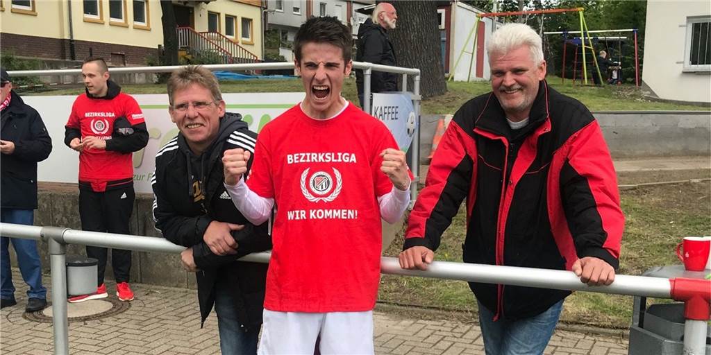 Wahl zum besten Außenverteidiger: Wer zum Teufel ist eigentlich Giacomo Schulz? Giacomo Schulz bejubelt Germanias Aufstieg in die Bezirksliga und auch die User-Wahl zum besten Außenverteidiger.