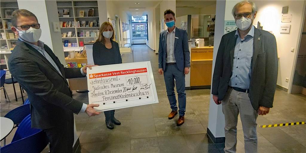 Jüdisches Museum hofft auf Öffnung im Januar - Stiftung hilft mit 10.000 Euro Dr. Michael Schulte (l.) und Dirk van Buer (2.v.r.) überreichten Museumsleiterin Dr. Kathrin Pieren und Dr. Norbert Reichling einen Scheck über 10.000 Euro.