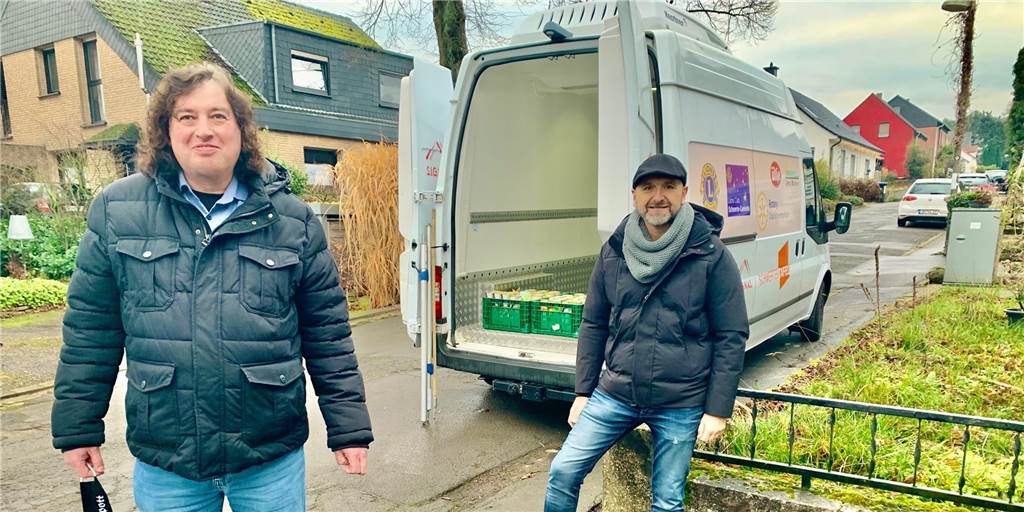 Dortmunder sammelt für die Schwerter Tafel: Ergebnis sprengt alle Erwartungen Peter Höck (Schwerter Tafel, l.) und Michael Draeger bei der Spendenübergabe.