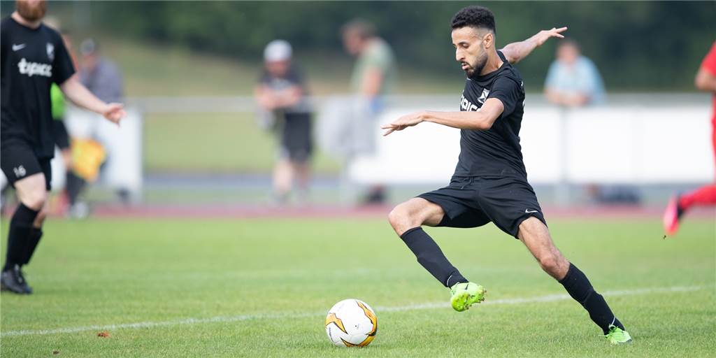 Türchen 12: Mit welchen drei Legenden Ibrahim Saadouni gerne zusammengespielt hätte Ibrahim Saadouni ist dribbelstark - so wie sein Idol.