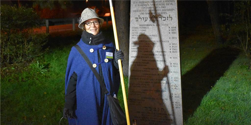 Station 7: Die Tradition der kleinen Steine auf jüdischen Gräbern Beate Mertmann vor der Gedenktafel auf dem Jüdischen Friedhof in Haltern.