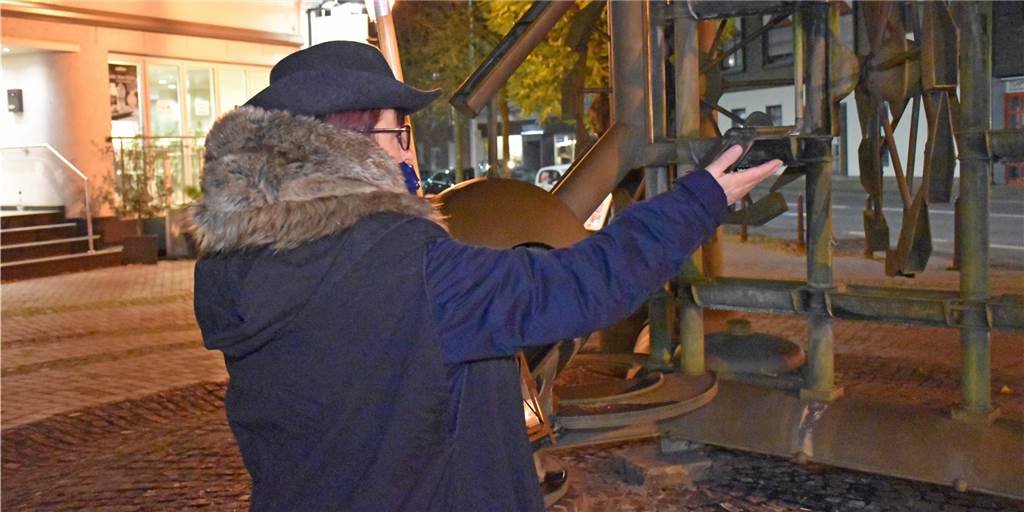 Station 8: Sandige Straßen erinnern heute noch an das Alte Lippebett Nachtwächterin Barbara Bronzel zeigt, wo einst die Lippe durch die Stadt Haltern floss.