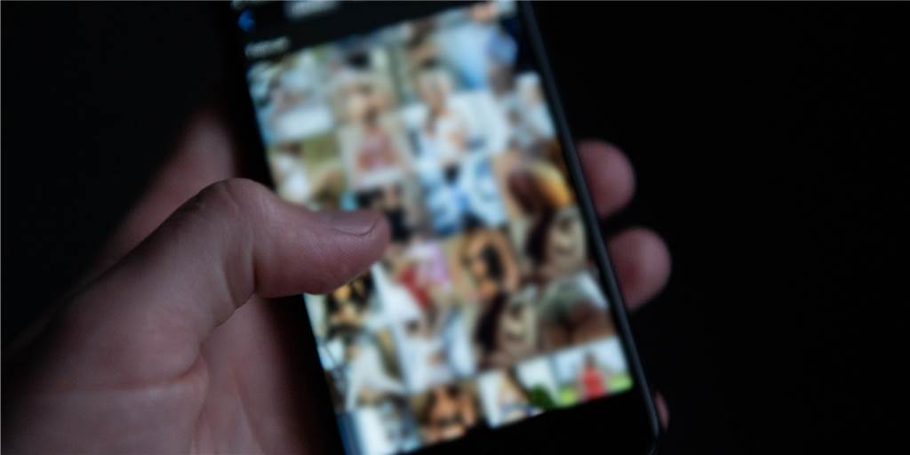 Stadtlohner hatte Videos von Kindesmissbrauch auf dem Handy gespeichert Ein 35-jähriger Stadtlohner wurde jetzt zu einer Bewährungsstrafe verurteilt, weil er kinderpornografische Bilder auf seinem Smartphone gespeichert hatte (Symbolbild).