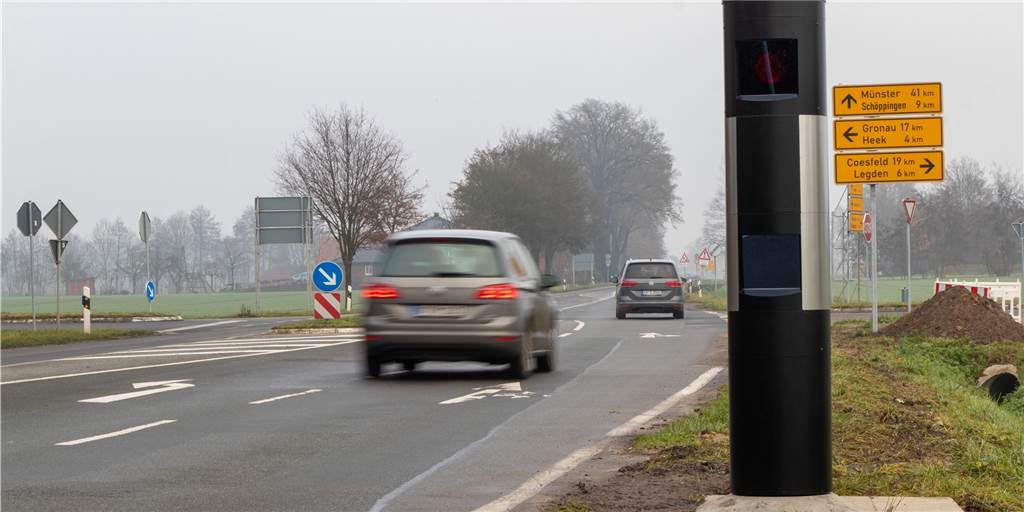 Schöppinger Straße: Unsichtbarer Strahlenfächer jagt bald Temposünder An der Kreuzung L570/L574 hat der Kreis eine neue Lasersäule zur Tempomessung installiert.