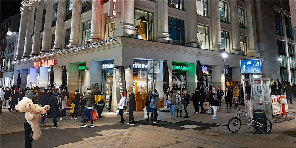 Thier-Galerie kündigt zeitweisen Einlass-Stopp für Samstag an Am vergangenen Samstag (5.12.) bildete sich eine lange Schlange vor dem Haupteingang der Thier-Galerie.