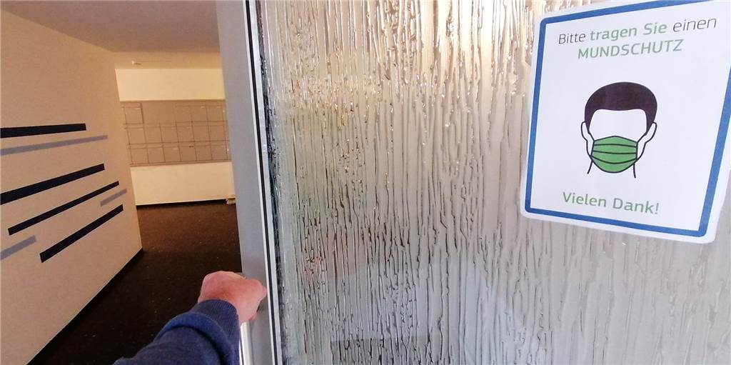 Wie Wohnungsgesellschaften in Dortmund mit dem Coronavirus umgehen An der Dörwerstraße 54 in Dortmund hängen Schilder, die das Tragen einer Maske erbitten.