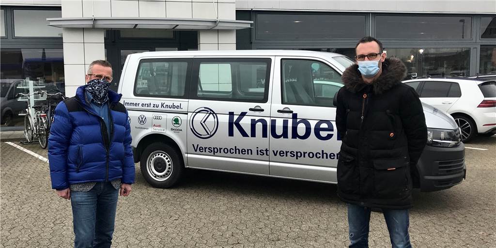Ulrich Orthaus (l.) und Christian Lehr bei der Übergabe des Bullis. 