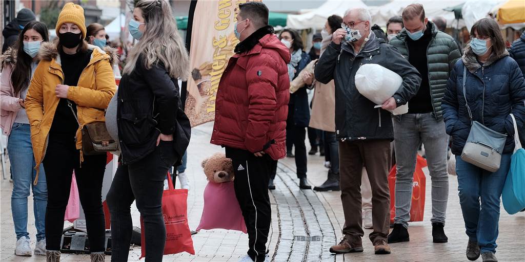 Corona: Angekündigter Lockdown ließ Ansturm auf Geschäfte befürchten Nur vereinzelt bildeten sich Schlangen vor den Geschäften, wie hier vor der Parfümerie Douglas.