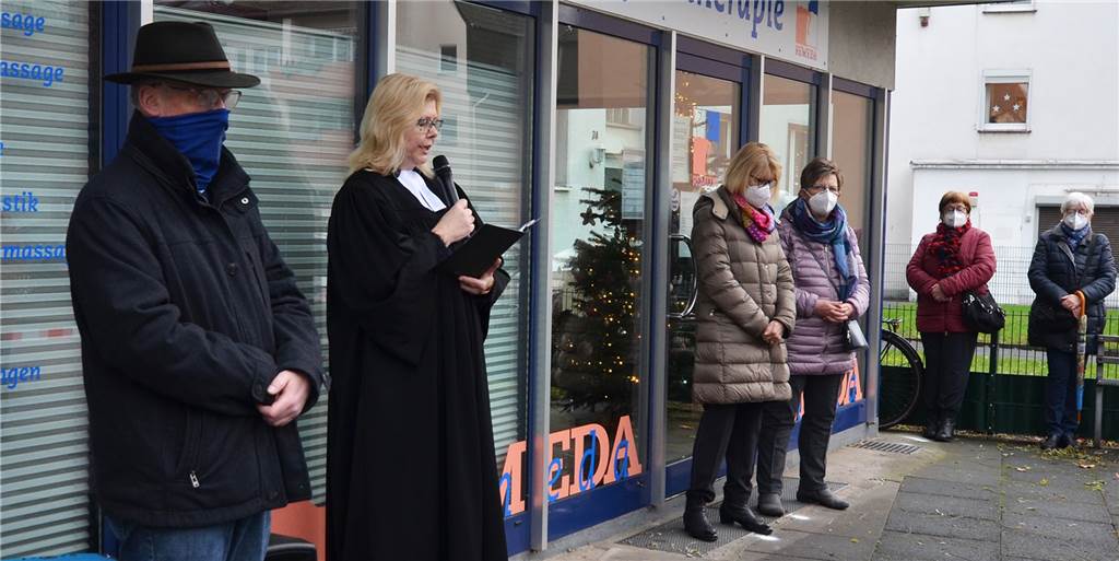 Gottesdienst auf offener Straße: Gemeinde probt für Heiligabend Wie an diesem dritten Adventssonntag will Pfarrerin Renate Jäckel auch die Gottesdienste an Heiligabend feiern: unter freiem Himmel mitten im Stadtteil.
