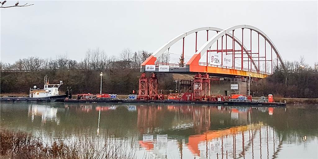 Neue Brücke über Kanal: Ortsumgehung B474n großen Schritt weiter Die Brücke wurde am Sonntag an Ort und Stelle gehoben. Gesamtgewicht: 1350 Tonnen.
