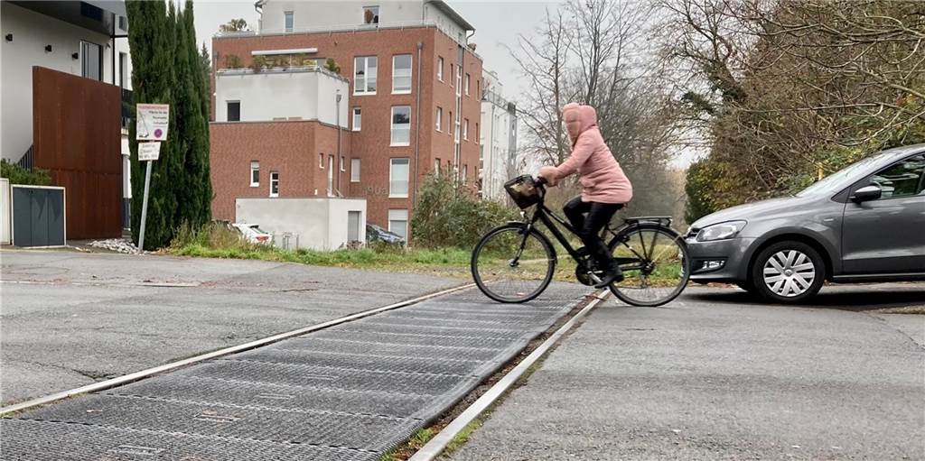 Gartenstadt-Radweg: Neuer Zeitplan für ersten Abschnitt bekannt gegeben Die Überquerung der Straße im Defdahl durch den Gartenstadt-Radweg ist eine der Fragen, die die Verkehrsplaner noch klären müssen. Hier liegen noch die alten Schienen der Hoeschbahn.