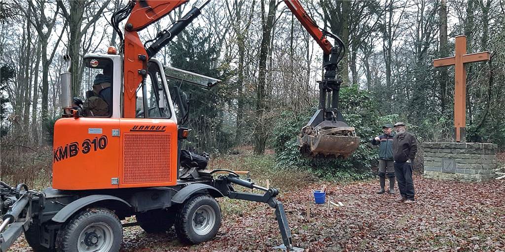 Multifunktions-Altar entsteht im Schwerter Wald hinter dem Freischütz Mit dem städtischen Friedhofsbagger wurde das Fundamentloch für den „Sitzfelsen" vor dem Holzkreuz im Schwerter Wald ausgehoben.