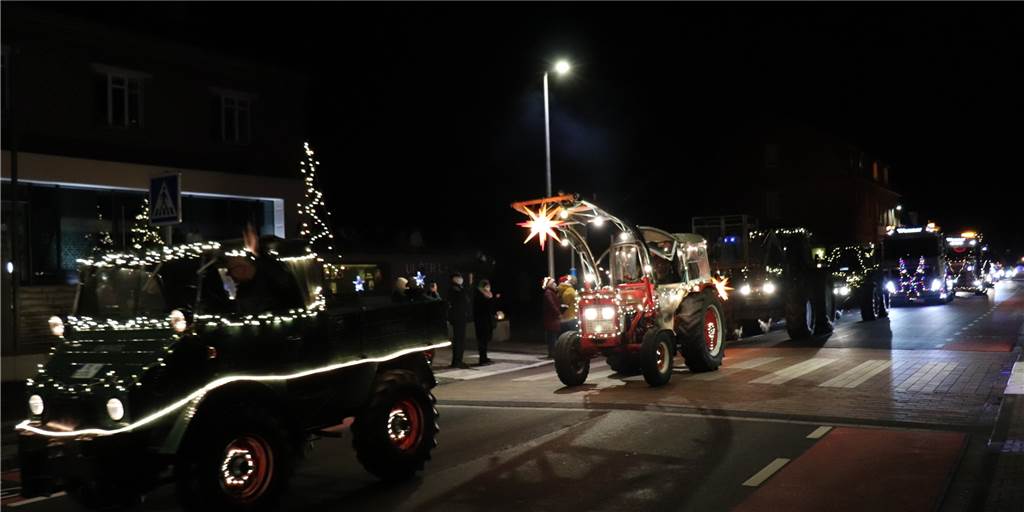 Mit Video: Leuchtende Trecker begeisterten bei Lichterfahrt durch Olfen 60 Beleuchtete Landmaschinen fuhren am Sonntag durch Olfen.