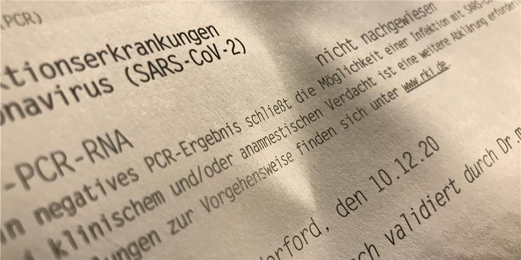 Mein erster Corona-Abstrich, die Gedanken und das Warten aufs Ergebnis Die erste richtige Ratssitzung der neuen Periode in der Europahalle: Für die Mitglieder gilt Maskenpflicht. Die Abstände sind groß. Doch zu Beratungen steht man zwischenzeitlich auch mal hinten im Saal zusammen.