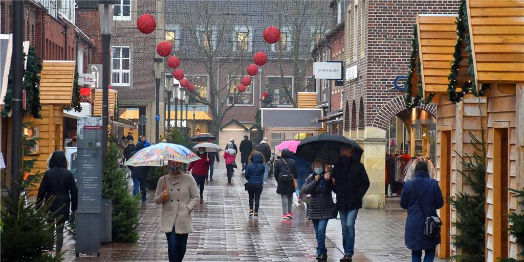 Weihnachten: 111 Geschäfte stemmen sich in Ahaus online gegen den Lockdown Trotz Nieselregens sind am Dienstagmittag noch etliche Passanten in der Ahauser Innenstadt unterwegs. Ab Mittwoch müssen die meisten Geschäfte schließen. Mit Onlineangeboten und Lieferdienst wollen sich viele Händler gegen die Folgen des Lockdowns stemmen.