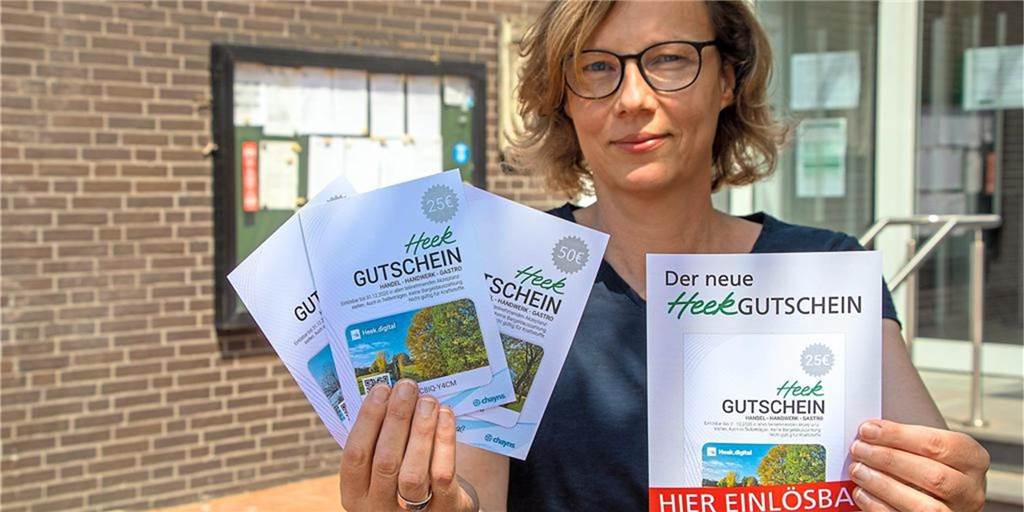 Lockdown: Heeker Einzelhändler bieten Abhol- und Lieferservice an Ute Schwietering von der Gemeindeverwaltung mit dem "neuen" Heek-Gutschein. Mittlerweile sind alle subventionierten Gutscheine verkauft. Wichtig: Trotz Lockdown müssen diese bis zum 31. Dezember eingelöst werden.
