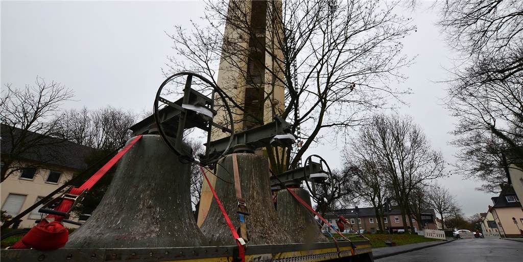 Spektakuläre Aktion: Netter Glocken läuten 2021 ökumenisch Die Glocken aus dem Turm der evangelischen Kirche in Nette sind am Dienstag (15.12.) auf die Reise gegangen. Eine Glockenmanufaktur restauriert sie. Anschließend kehren sie in die katholische Nachbargemeinde zurück.