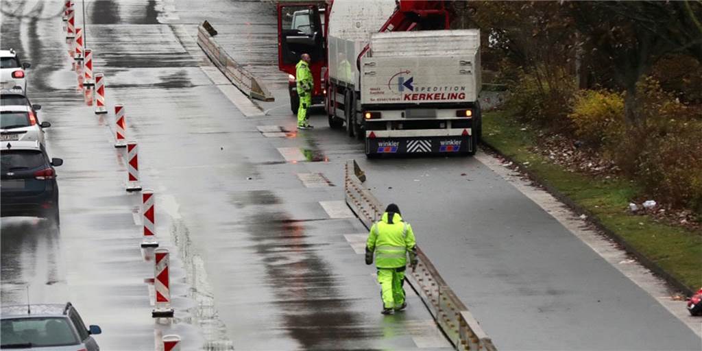 Lkw-Sperren auf der Brackeler Straße sorgen für neue Gefahr Betonsperren wurden am Dienstag an der Brackeler Straße aufgebaut. Sie sollen das wilde Parken von Lkw auf dem Standstreifen verhindern.