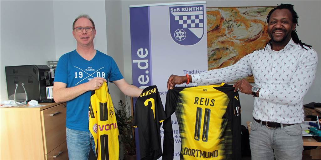 Alte BVB-Trikots für strahlende Kinderaugen: Werner überwältigt von Spenden Für strahlende Gesichter in Nigeria: Dietmar Wurst (l.) und Toni Tuklan zeigen einige der gespendeten BVB-Trikots - darunter auch Exemplare von Jadon Sancho und Marco Reus. Der Fußball-Bundesligist Borussia Dortmund ist einer der vielen Unterstützer der Spendenaktion „Glücklich geht einfach“.