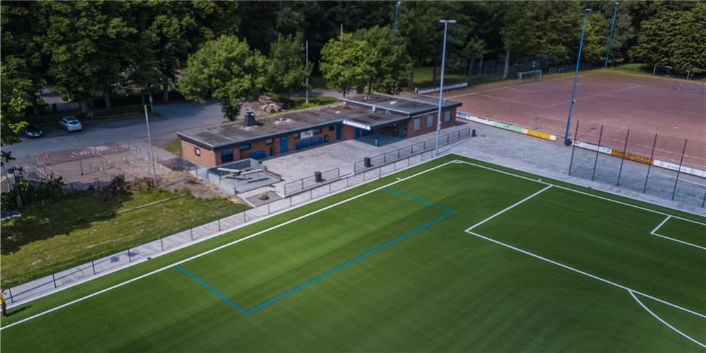 Nummer zehn: In drei Fußballvereinen verzichten die Trainer auf ihre Gehälter Nummer zehn: In drei Fußballvereinen verzichten die Trainer auf ihre Gehälter