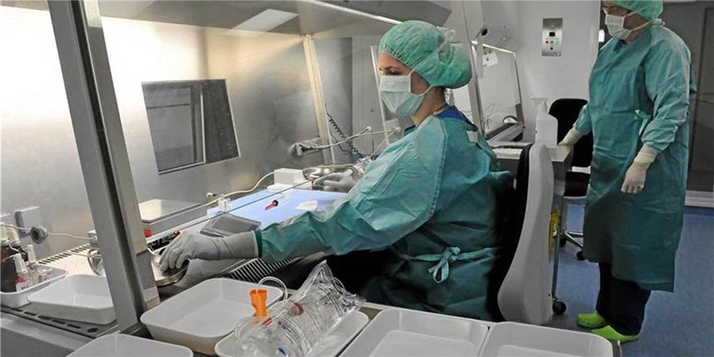 Corona-Impfstoff: Klinik-Apotheke am zweiten Feiertag in Rufbereitschaft Die Corona-Impfstofflösung muss vor Ort aufbereitet werden. Geschieht das an einer sterilen Werkbank, wie hier in der Klinik-Apotheke (Archivfoto), ist sie noch sechs Stunden haltbar. Ohne diese spezielle Werkbank nur eine Stunde.