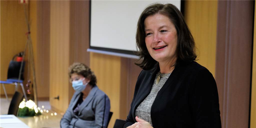 Zwei Castrop-Rauxeler Schulen bekommen vorgezogene Weihnachtsgeschenke Freut sich auf die neue Aufgabe am Berufskolleg in Castrop-Rauxels größter Schule: Birgit Becker.