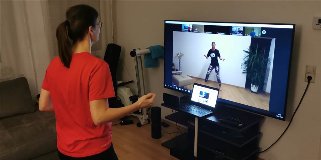 Sport daheim, statt im Studio: Salsation im Wohnzimmer macht gute Laune Salsation im eigenen Wohnzimmer statt in der Sporthalle: Der Online-Fitnesskurs des Werner SC macht auch allein daheim Spaß. Weil man zwar auf Distanz Sport treibt, aber dennoch gemeinsam mit anderen.