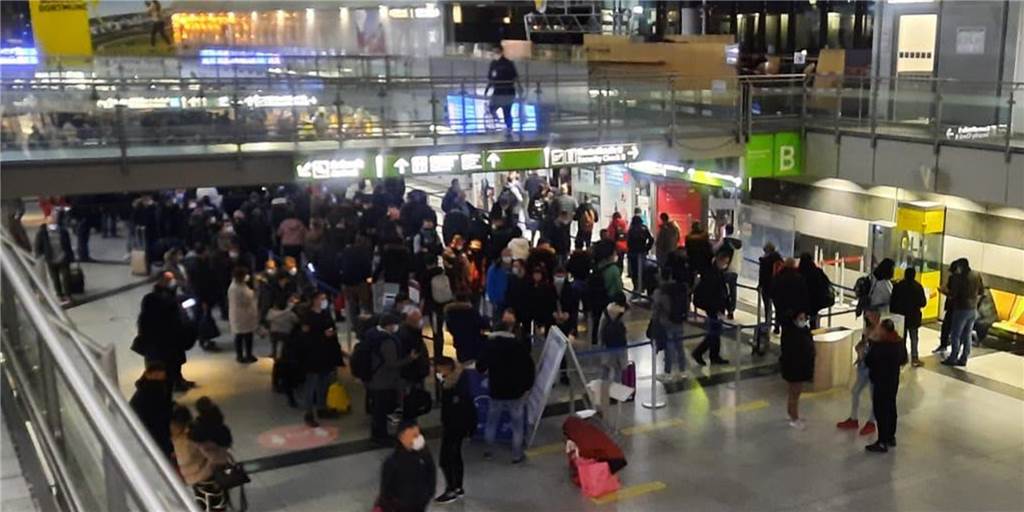 Warum der Flughafen Dortmund trotz Lockdown teilweise überfüllt war Am Flughafen in Dortmund war am Donnerstag (17.12.) trotz aktuellem Lockdown viel Betrieb. Ein striktes Reiseverbot gilt derzeit nicht.
