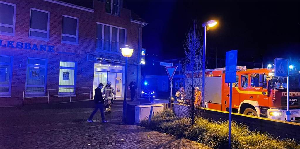 Rauch in der Volksbank sorgte für Feuerwehr- und Polizei-Einsatz Verdächtiger Rauch in der Volksbank führte kurz vor Mitternacht zu einem Einsatz für Feuerwehr und Polizei.