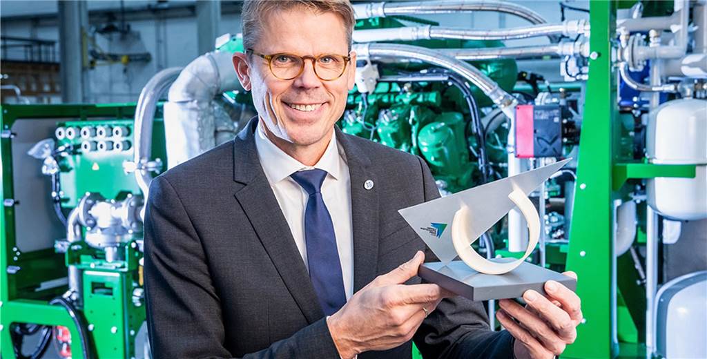 Mit Video: 2G Energy holt zweiten Platz beim Umweltwirtschaftspreis 2G Energy-Geschäftsführer Christian Grotholt mit dem Preis zum zweiten Platz beim Umweltwirtschaftspreis.