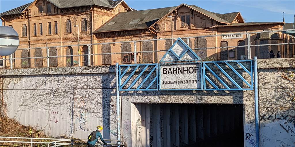 Umbau Bahnhof Dorsten: Start im Januar, Tunnel-Abriss verzögert sich Der Umbau des Bahnhofsgebäudes in Dorsten soll im Januar starten. Der Abriss des stadtseitigen Tunnels samt neuem Bahnhofsvorplatz wird frühestens Ende 2021 angegangen werden können, da diese Arbeiten erst noch europaweit ausgeschrieben werden müssen.