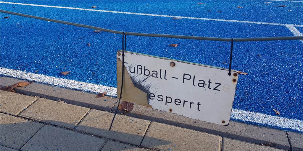 Vandalismus: Unbekannte rasen mit Auto über neue Leichtathletik-Anlage Bei der illegalen Spritztour über die Leichtathletik-Anlage behält nicht nur das Schild „Fußball-Platz gesperrt“ Schäden zurück.