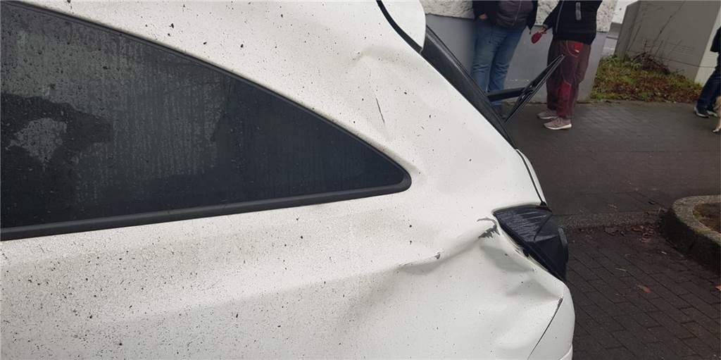 5000 Euro Schaden: Zwischen dem 1. und 2. Dezember war der Opel Corsa von Melanie Klems am Rosenweg stark beschädigt worden. Die Polizei hat den Verursacher ermittelt. 