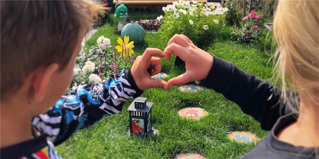 Ein Ninja an Heiligabend oder: Das erste Weihnachten ohne Moritz Momos Stiefbruder Moritz und seine Schwester Emma auf dem Friedhof. Der Ort, an dem Momo begraben ist, soll ein fröhlicher Ort sein, findet die Familie. Das gilt auch für Weihnachten.