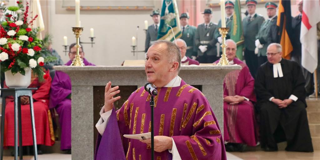 Viele Menschen kamen zur Einführung von Pfarrer Ulrich Franke in die St.-Vitus-Kirche in Olfen. Sein Einstand liegt mittlerweile ein Jahr zurück.