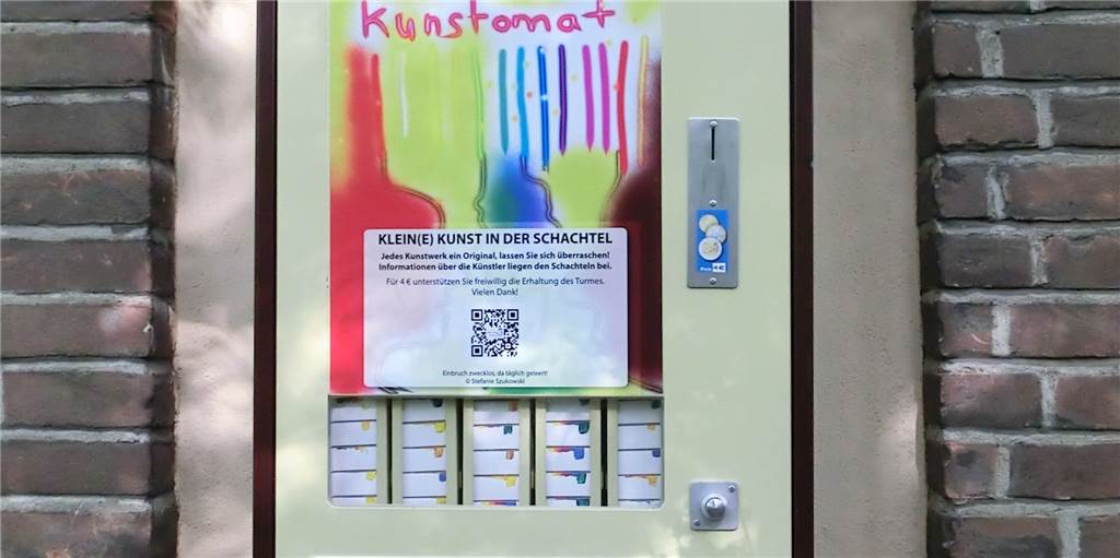 Last-Minute-Weihnachtsgeschenk: Kunst aus dem Automaten Der Kunstomat an der Brichter Turmstation ist noch bis Heiligabend in Betrieb.