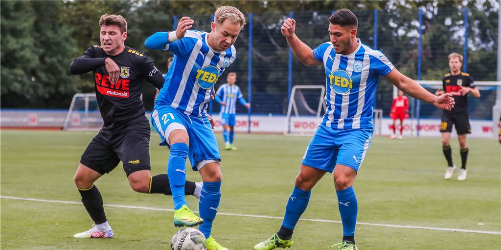 Warum Rafik Halim seinem Neuzugang Dominik Deppe verbot, die Nummer 22 zu nehmen Dominik Deppe (M.) trägt bei Brünninghausen die Nummer 21 – die 22 durfte er nicht nehmen.