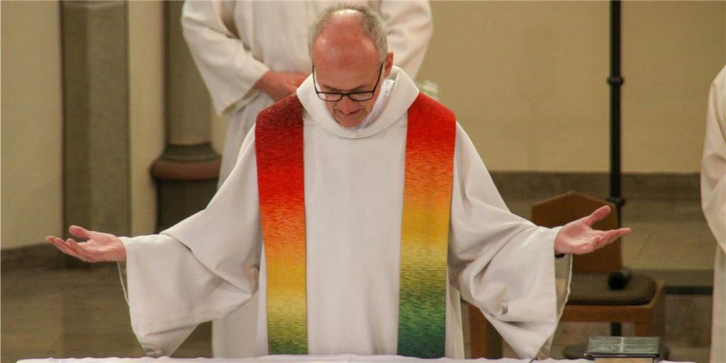 Katholische Kirche im Dortmunder Osten sagt alle Gottesdienste ab Pfarrer Ludger Keite, hier auf unserem Archivbild in der St.-Clemens-Kirche ist traurig, alle Gottesdienste im Pastoralen Raum Dortmund-Ost absagen zu müssen