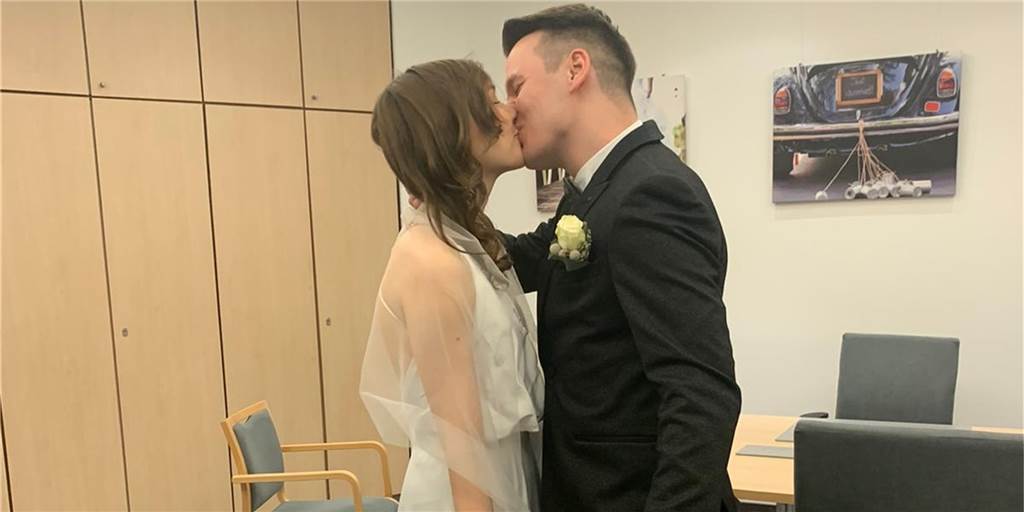 Sandro Brehorst (21) heiratet im Lockdown: „Es musste unbedingt 2020 passieren“ Sandro Brehorst aus Werne hat seine Freundin Nataly geheiratet - und das mitten im Lockdown. Beide wollten Corona trotzen und unbedingt noch in diesem Jahr ihre Hochzeit feiern.
