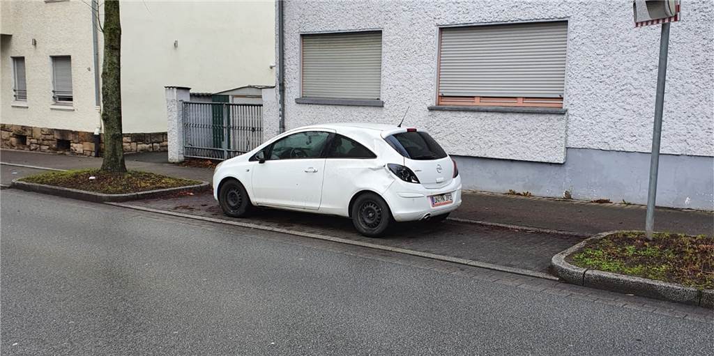 Stadt Schwerte: Beschädigung durch Müllwagen „keineswegs Unfallflucht“ Anfang Dezember wurde dieser PKW einer jungen Schwerterin am Rosenweg stark beschädigt. Als Verursacher wurde der geplatzte Reifen eines Müllfahrzeugs ermittelt.