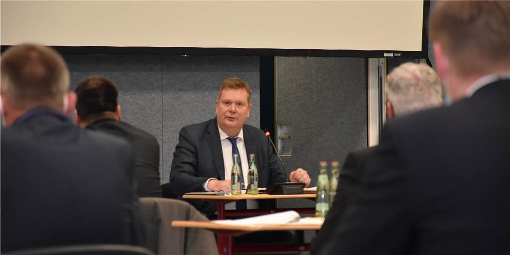 Rekord-Investitionen geplant - auch fürs neue Feuerwehrhaus Herbern Thomas Stohldreier ist Aschebergs neuer Bürgermeister. Hier zu sehen bei der konstituierenden Ratssitzung vom 17.11.2020.