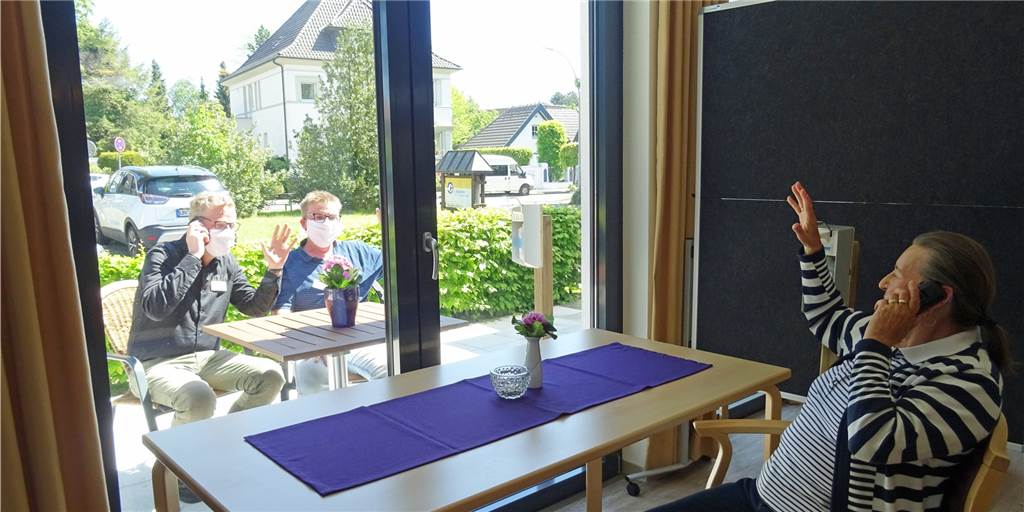 So funktioniert liebevolles Beisammensein zu Weihnachten in Seniorenheimen Nach dem ersten Lockdown im Frühling waren im Mai wieder Besuche auf Abstand erlaubt, wie hier auf dem Archiv-Foto im Seniorenheim St. Katharina. Für die Weihnachtstage gibt es verschiedene Besuchs-Möglichkeiten.