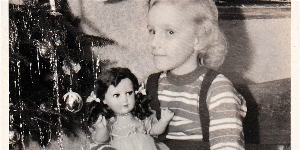 Rollschuhe, Puppe oder Äpfel: Diese Weihnachtsgeschenke bleiben unvergessen Barbara Hoffmann hat in den 50er-Jahren eine Puppe mit Haaren geschenkt bekommen. Das war seinerzeit etwas ganz Besonderes, erzählt Hoffmann heute. Für sie ist es das Weihnachtsgeschenk, das bis heute in Erinnerung bleibt.