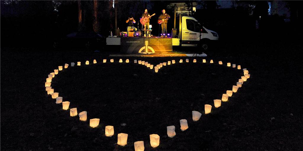 „Abständchen“-Reihe: Auf dem Lkw kamen Weihnachtslieder zu den Kranken Die Reihe der „Abständchen"-Konzerte des Marienkrankenhauses mit der Gruppe &Band endete am vierten Adventssonntag am Klinik-Standort Schützenstraße.