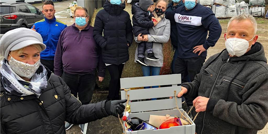 Zirkus-Chef dankbar: „Ich hätte das niemals für möglich gehalten“ So wie die Vertreterin (l.) einer Dorstener Stallgemeinschaft, die einen Ballen Heu, Geld und eine Kiste mit Glühwein, Äpfeln und Schokolade spendete, haben viele Schermbecker und Dorstener der Familie des Zirkus Busch in den vergangenen Wochen geholfen. Dafür dankt Zirkus-Chef Hardy Scholl (r.) stellvertretend allen großzügigen Spendern.