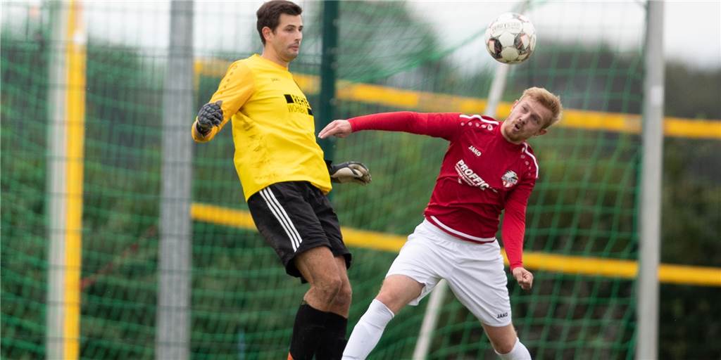 Lange spielte Lukas Schulze Kersting vom SC Capelle gar nicht im Tor - auch sein Vorbild überrascht Lukas Schulze Kersting (l.) ist ein technisch guter Torhüter. Seine Karriere begann er im Feld.